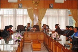 Komisi ! DPRD saat menerima aspirasi dari warga lereng gunung ciremai tentang TNGC